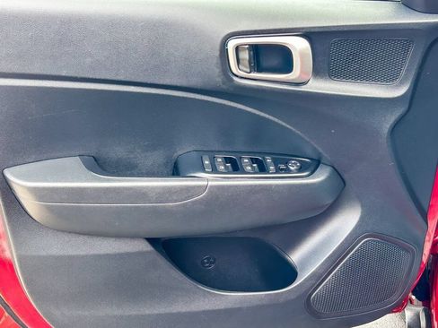 Used 2024 Hyundai Venue SE FWD image 25