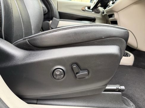 Used 2017 Chrysler Pacifica Limited w/ Tire & Wheel Group image 74