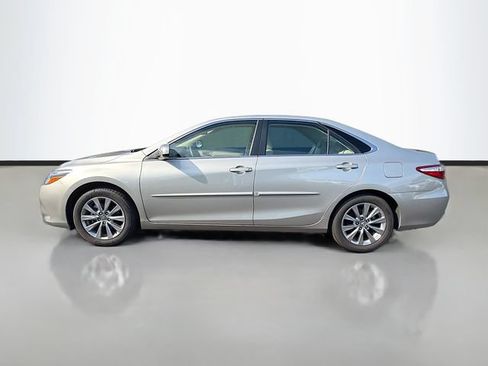 Used 2017 Toyota Camry XLE w/ Moonroof Package FWD image 4