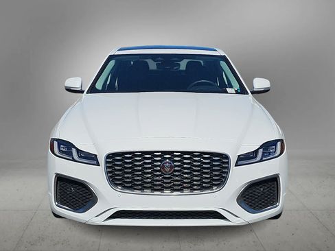 Used 2022 Jaguar XF SE RWD image 3
