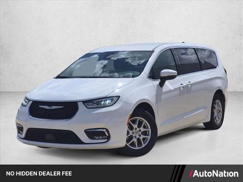 Used 2023 Chrysler Pacifica Touring-L FWD image 1