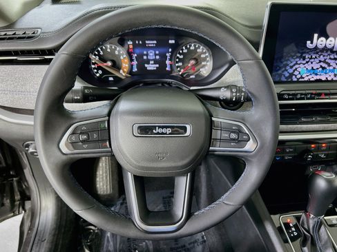 Used 2022 Jeep Compass Latitude AWD/4WD image 11