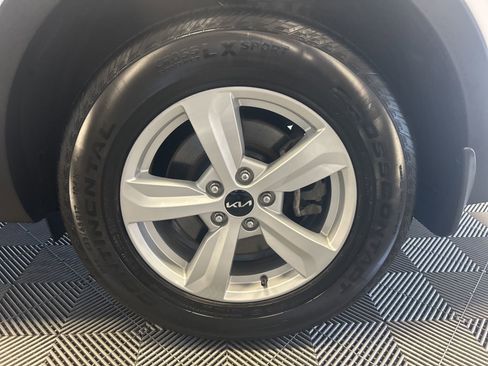 Used 2025 Kia Sorento LX image 8