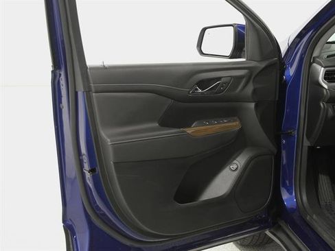 Used 2023 GMC Acadia SLE w/ Driver Convenience Package image 4