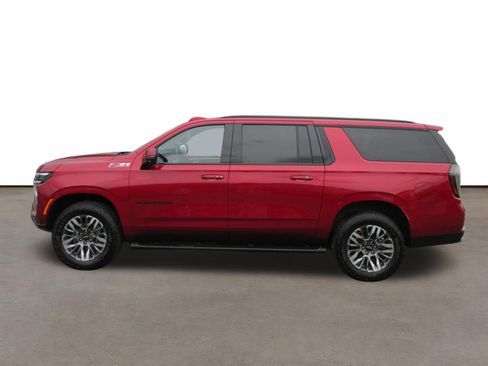 Used 2025 Chevrolet Suburban Z71 w/ Comfort Package AWD/4WD image 2
