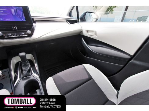 Used 2025 Toyota Corolla LE FWD image 11