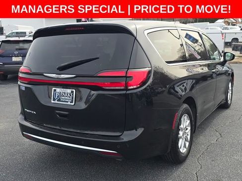 Used 2023 Chrysler Pacifica Touring-L image 6