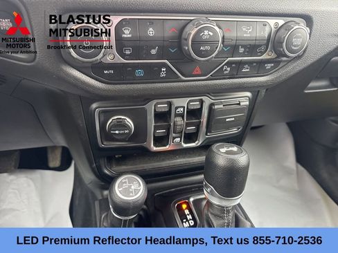 Used 2024 Jeep Wrangler Unlimited w/ Convenience Group AWD/4WD image 32