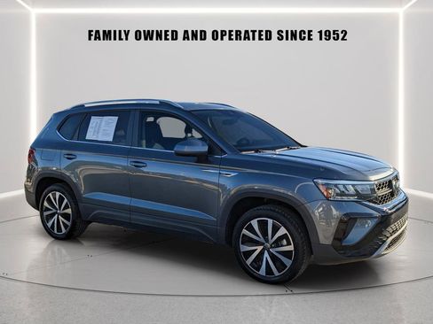 Certified 2023 Volkswagen Taos SE w/ Panoramic Sunroof Package image 5