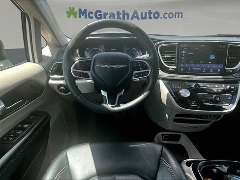 Used 2024 Chrysler Pacifica Touring-L FWD image 10