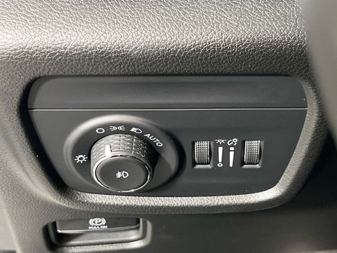Used 2022 Jeep Grand Cherokee Overland w/ Luxury Tech Group IV AWD/4WD image 10