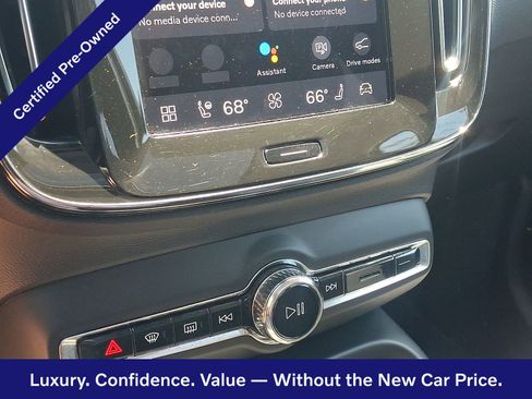 Certified 2025 Volvo XC40 B5 Core AWD/4WD image 17