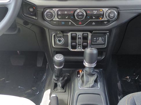 Used 2025 Jeep Wrangler Unlimited Sahara AWD/4WD image 20