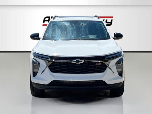 Used 2025 Chevrolet Trax RS w/ Sunroof Package FWD image 2