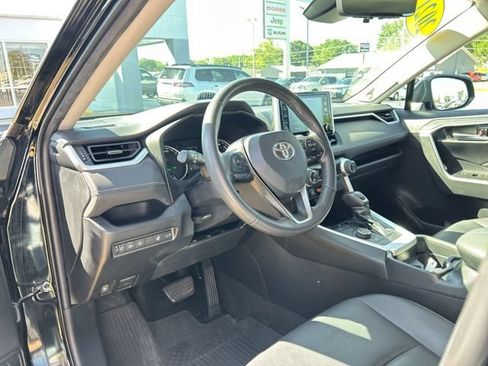 Used 2021 Toyota RAV4 XLE Premium AWD/4WD image 33