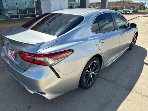 Used 2018 Toyota Camry SE FWD image 7