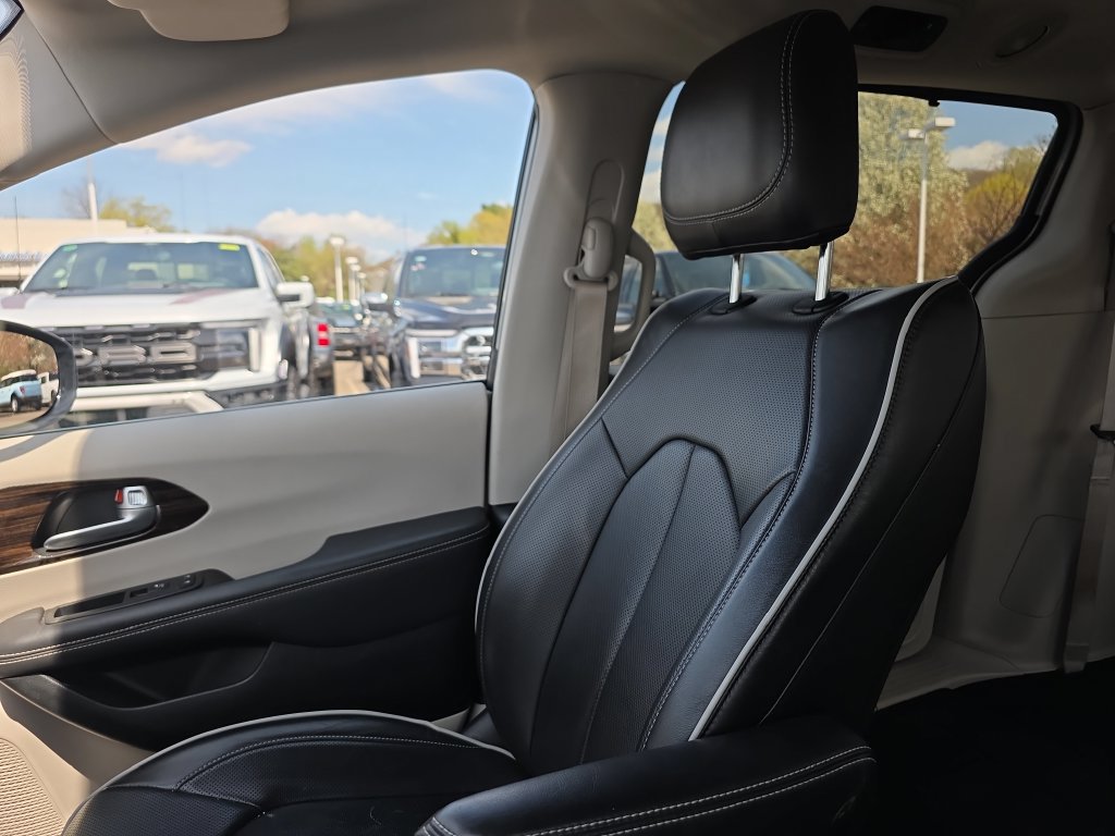 Certified 2024 Chrysler Pacifica Limited FWD image 40