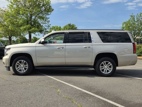Used 2017 Chevrolet Suburban LT image 2