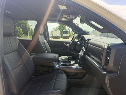 Used 2025 Chevrolet Silverado 1500 High Country w/ High Country Premium Package AWD/4WD image 32