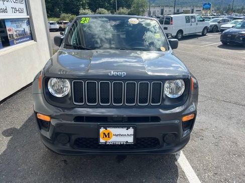Used 2023 Jeep Renegade Latitude AWD/4WD image 8