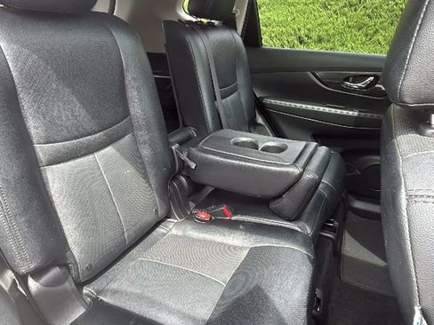 Used 2018 Nissan Rogue SV w/ Sun & Sound Touring Package image 27