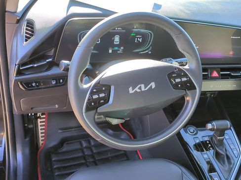 Used 2024 Kia Niro EX Touring image 16