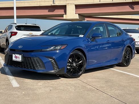 Used 2025 Toyota Camry SE image 2