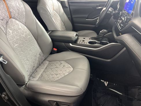 Used 2023 Toyota Highlander Bronze Edition FWD image 26