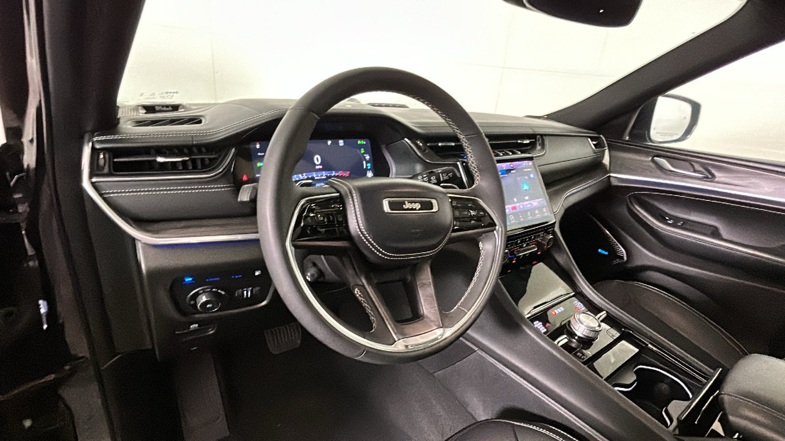 Used 2023 Jeep Grand Cherokee Overland AWD/4WD image 16