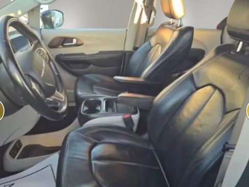 Used 2017 Chrysler Pacifica Touring-L FWD image 5