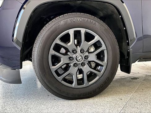 Used 2026 Toyota Sequoia Platinum AWD/4WD image 11
