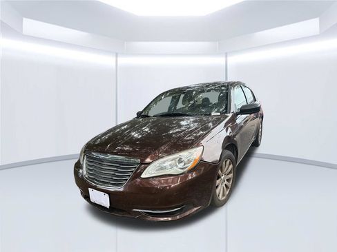 Used 2013 Chrysler 200 Touring FWD image 6