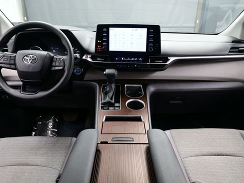 Used 2023 Toyota Sienna LE image 17