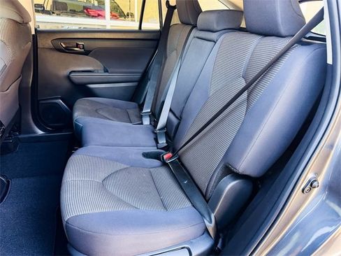 Used 2024 Toyota Highlander LE image 25