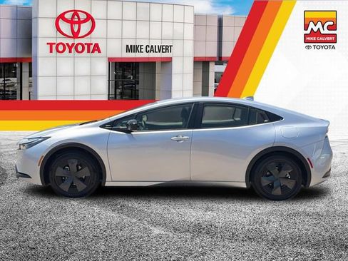 Used 2025 Toyota Prius LE FWD image 2