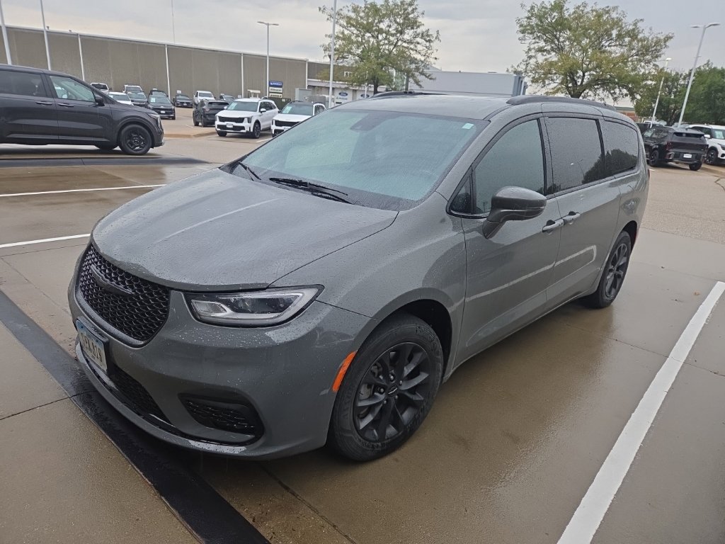Used 2021 Chrysler Pacifica Touring-L w/ Uconnect Theater Family Group AWD/4WD image 2