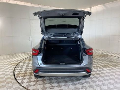 Used 2024 Chevrolet Trax LT w/ Sunroof Package FWD image 30