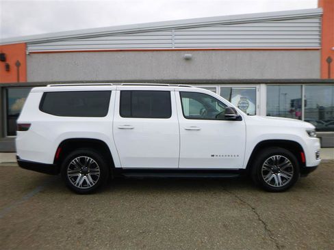 Used 2023 Jeep Wagoneer L Series II AWD/4WD image 4