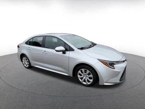 Used 2025 Toyota Corolla LE FWD image 2