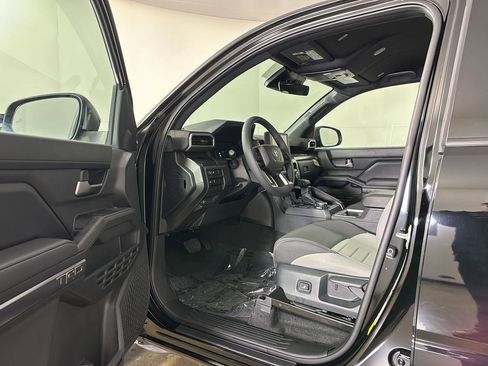 Used 2025 Toyota Tacoma TRD Off-Road image 2