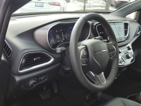 Certified 2025 Chrysler Pacifica Select image 8