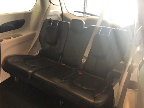 Used 2023 Chrysler Pacifica Touring-L image 10