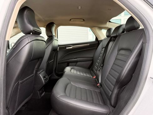 Used 2018 Ford Fusion SE w/ Equipment Group 602A FWD image 16
