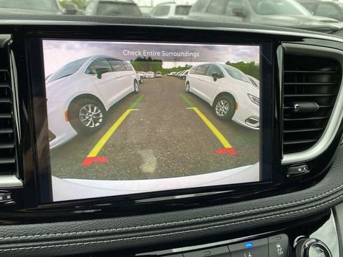 New 2027 Chrysler Pacifica Select FWD image 11