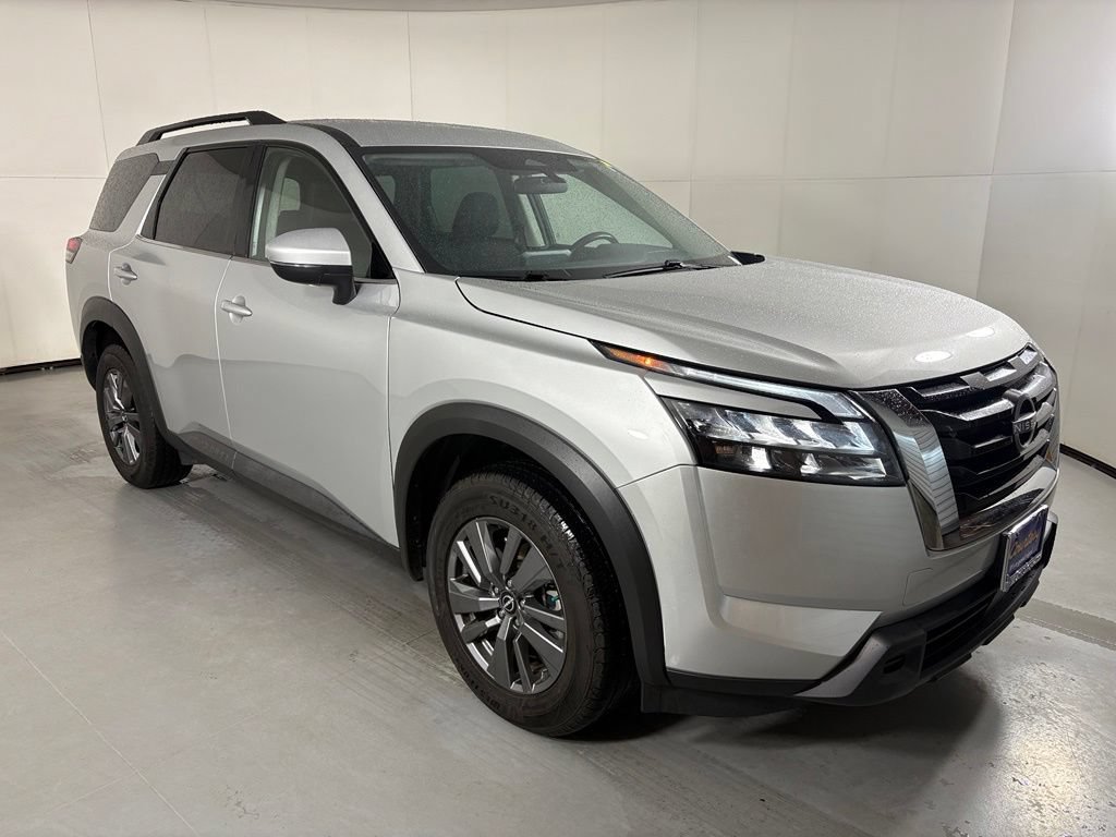 Used 2024 Nissan Pathfinder SV FWD image 2