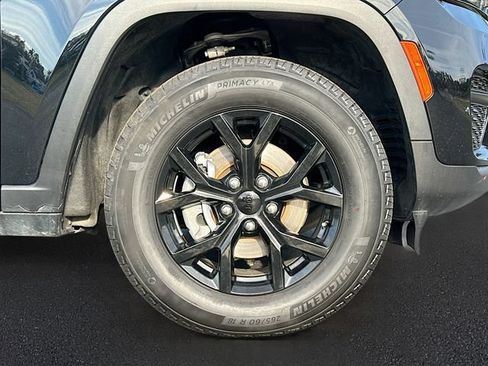 Used 2025 Jeep Grand Cherokee Altitude RWD image 32