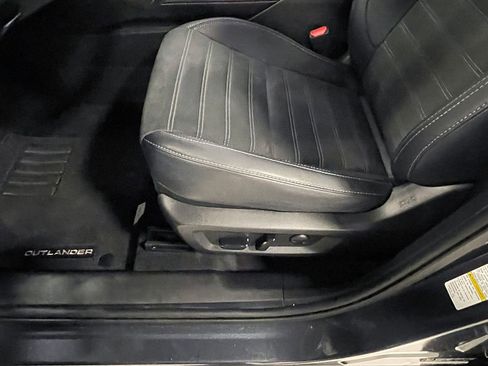 Used 2025 Mitsubishi Outlander AWD image 22