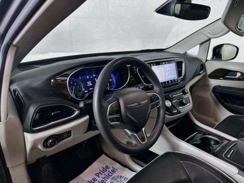 Used 2023 Chrysler Pacifica Limited FWD image 9