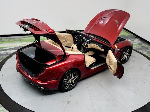 Used 2017 Ferrari California T RWD image 39