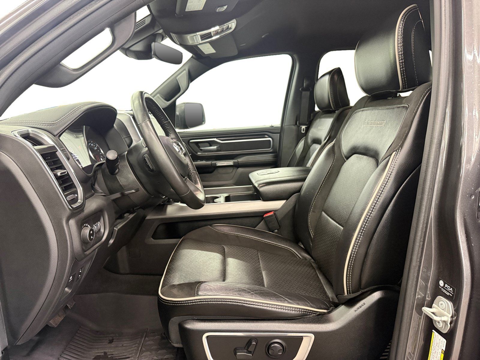 Used 2024 RAM 1500 Laramie AWD/4WD image 9